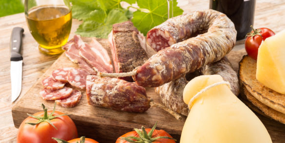 Salumi e formaggi. shutterstock.com di Alessio Orru.